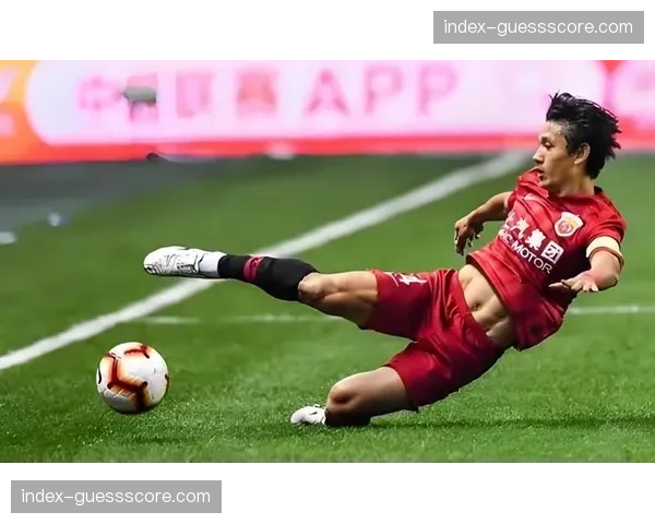 上海德比第11分钟，申花前锋特谢拉禁区外远射中柱